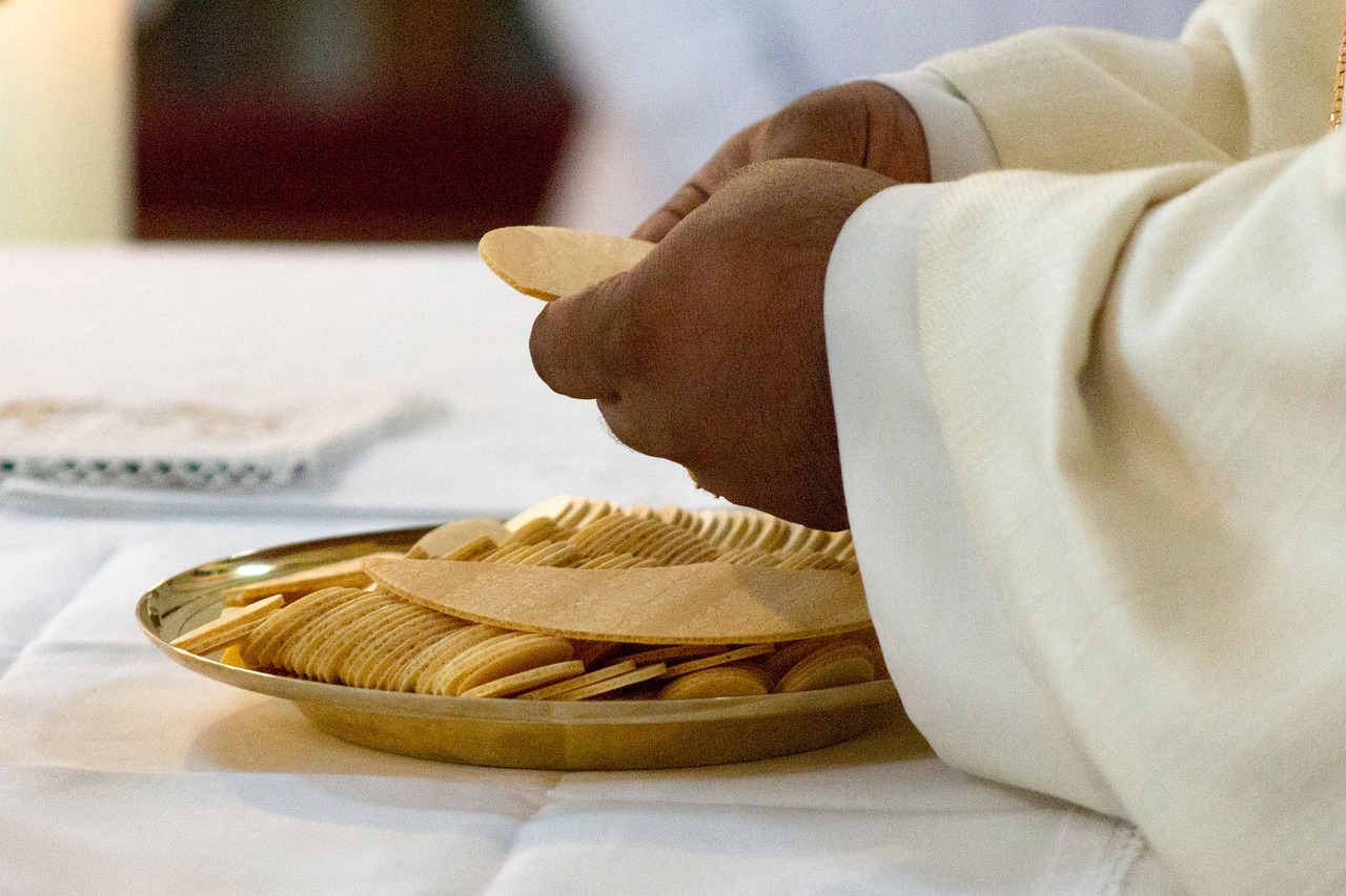 Celebration of the eucharist, holy mass, communion — Crypto.com bonus bez depozytu